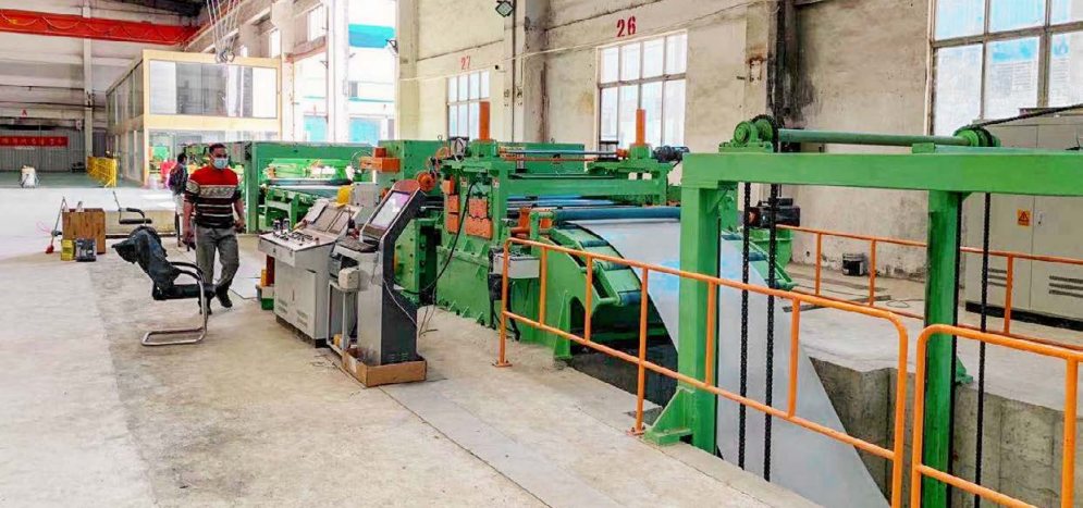 Leveling flying shear unit