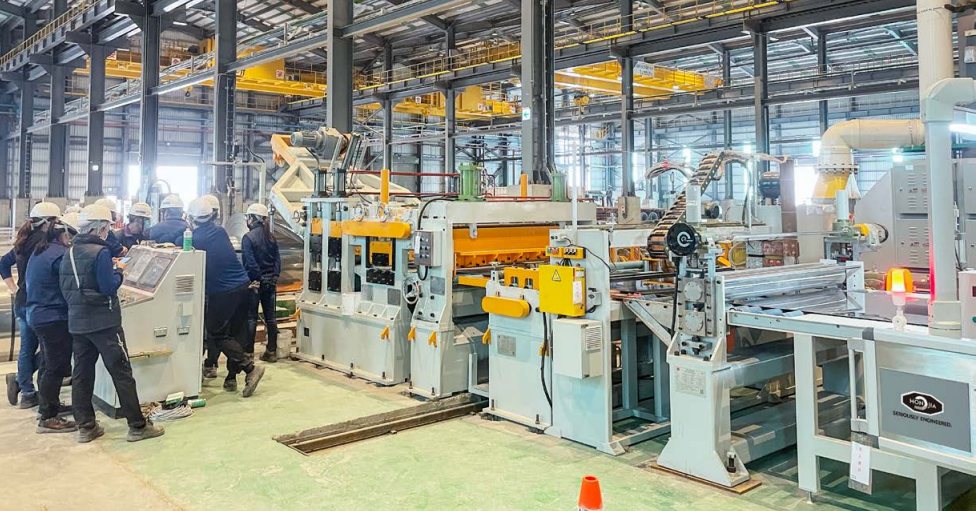 Tension straightening machine